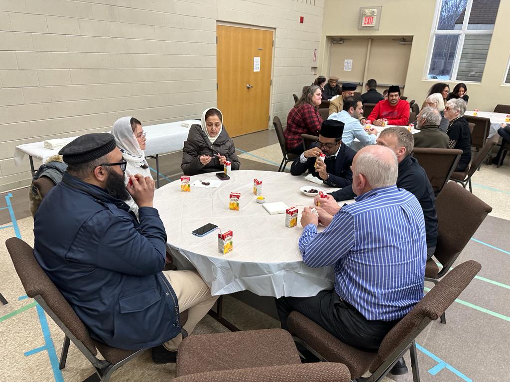 amjbarrie's tweet photo. #FastWithMuslims event at Maryam Mosque Oro-Medonte.
#Islam #ahmadiyya #Barrie https://t.co/JUdBPY45RW