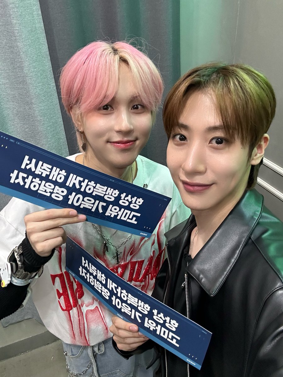 [#기욱]

🤖 GIUK 'Prologue : 
TURN OVER' day 2 완료 🤖

오늘 하루도 소중한 위브들과 
깜짝✨ 등장한 동명이와 함께 
행복한 시간들을 보냈습니다🫶🏻

기욱이의 첫 솔로 공연을 함께해 주신
WEVE 고맙고 사랑하고 영원하자💙

#원위 #ONEWE #GIUK 
#Prologue_TURN_OVER