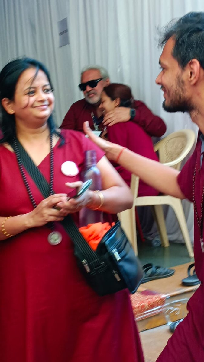 GirdharJoshi20's tweet photo. सदा प्रेम और ध्यान में रहने वाला ये समुदाय आज इतना अवांछित क्यों? भगवान रजनीश के ही चुने व्यक्ति उन्हीं की संन्यासियों की जान लेने पर क्यों अमादा??

#SaveOshoLegacy 
#RemoveOIFtrustees https://t.co/QRnr1mOtTk