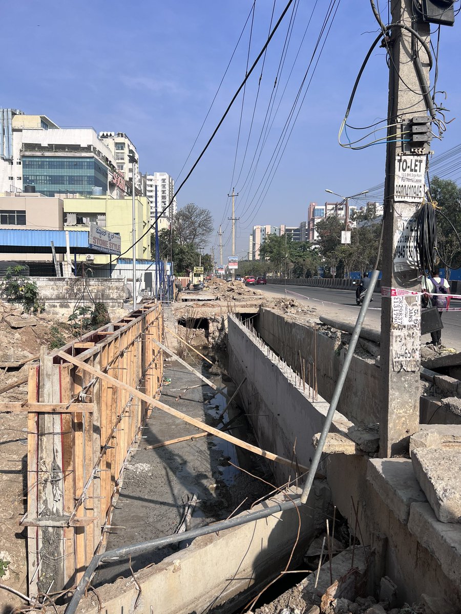 Ganapathi1971's tweet photo. Updation towards flood mitigation on Sarjapur Road is in good progress. Authorities are working day and night thanks for the continuous monitoring by @KM_Somashekhar and our namma mla @ArvindLBJP @BBMPCOMM @NammaBESCOM  special thanks to BESCOM for their speedy work. Thank you 🙏 https://t.co/As0fm0P18R