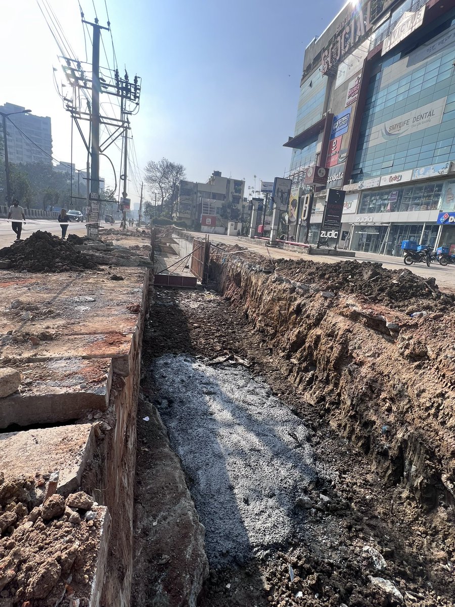 Ganapathi1971's tweet photo. Updation towards flood mitigation on Sarjapur Road is in good progress. Authorities are working day and night thanks for the continuous monitoring by @KM_Somashekhar and our namma mla @ArvindLBJP @BBMPCOMM @NammaBESCOM  special thanks to BESCOM for their speedy work. Thank you 🙏 https://t.co/As0fm0P18R