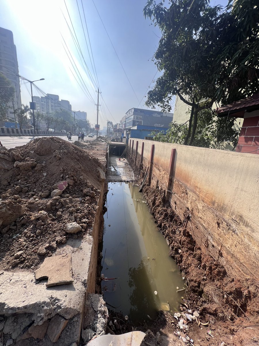 Ganapathi1971's tweet photo. Updation towards flood mitigation on Sarjapur Road is in good progress. Authorities are working day and night thanks for the continuous monitoring by @KM_Somashekhar and our namma mla @ArvindLBJP @BBMPCOMM @NammaBESCOM  special thanks to BESCOM for their speedy work. Thank you 🙏 https://t.co/As0fm0P18R