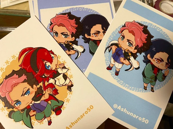 グエ+スレとグエ+ラウのアクスタ通販中です。同じ絵柄のポストカードがおまけで付きます。また、中の梱包にガムテープサイズのグエスレシールを使用します。よろしくお願いします! #booth_pm 