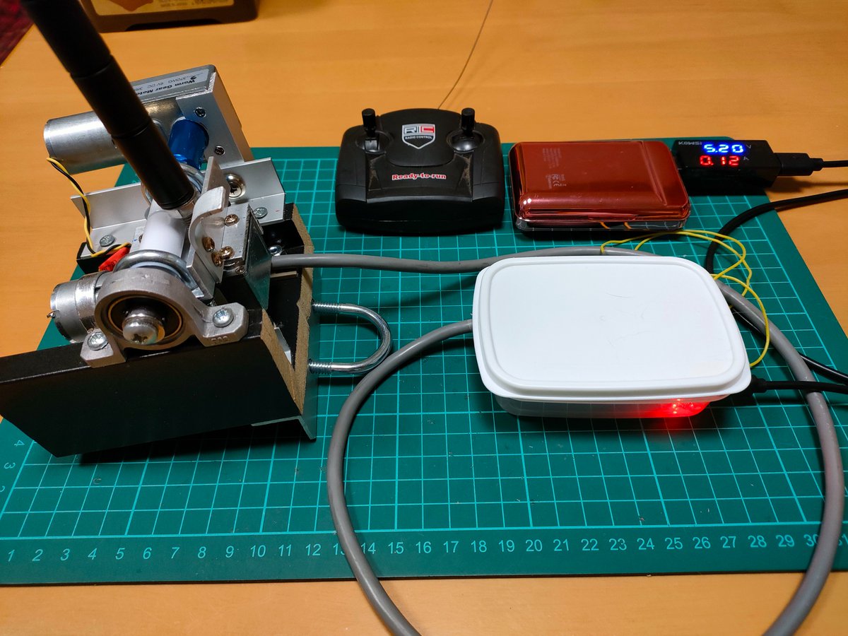 MASAFUKUI2's tweet image. コントロール部をおかず入れに収めました
残る工程は本体の防水対策のみ
・・・悩みどころ、ポンチョでも着せるか
追加でΦ25用ポールマウントもつけたので
早くベランダで2.5ｍ高のポール先端に取付けて1200MHz運用したい！
写真はUSB-Cで充電中と充電完了
#hamradio #2axis #rotator #DIY #自作