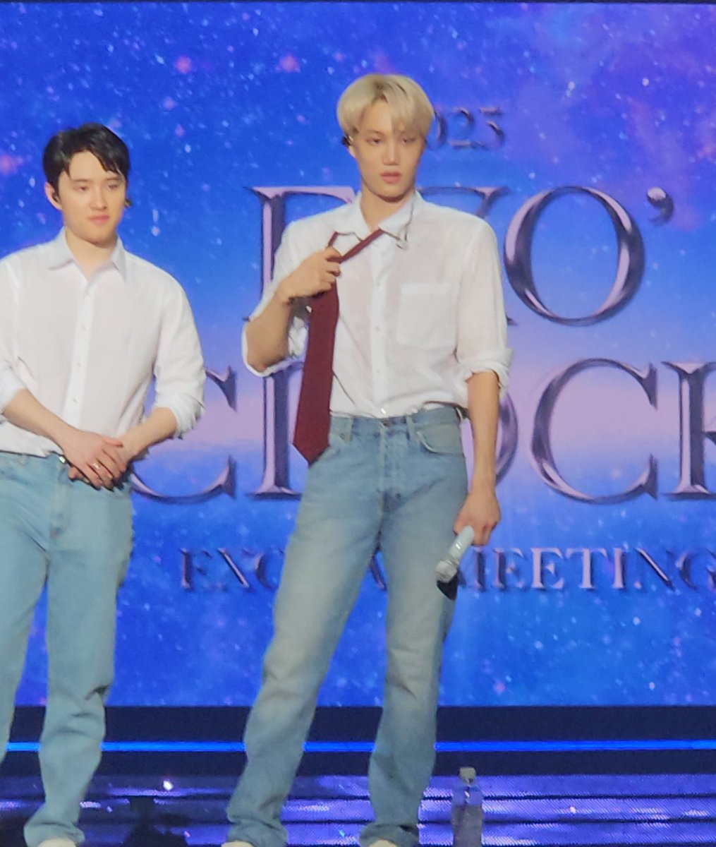230409 EXO’ CLOCK #카이

김카이 덥다고 무대 위에서 넥타이를 막
풀어재낌 근데 솔직히 감사합니다