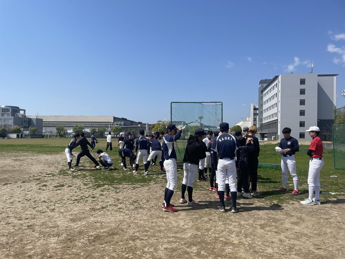 【新歓練習】

4/9、本年度初めての新歓練習を行いました！選手22名、マネージャー2名の合計24名の新入生が参加してくれました🔥

部員に混ざってノックに参加したり、フリーバッティングで打撃練習をしました😆

次回の新歓は4/16の新歓紅白戦です！

#春から神大
#春から神戸大学
#軟式野球部