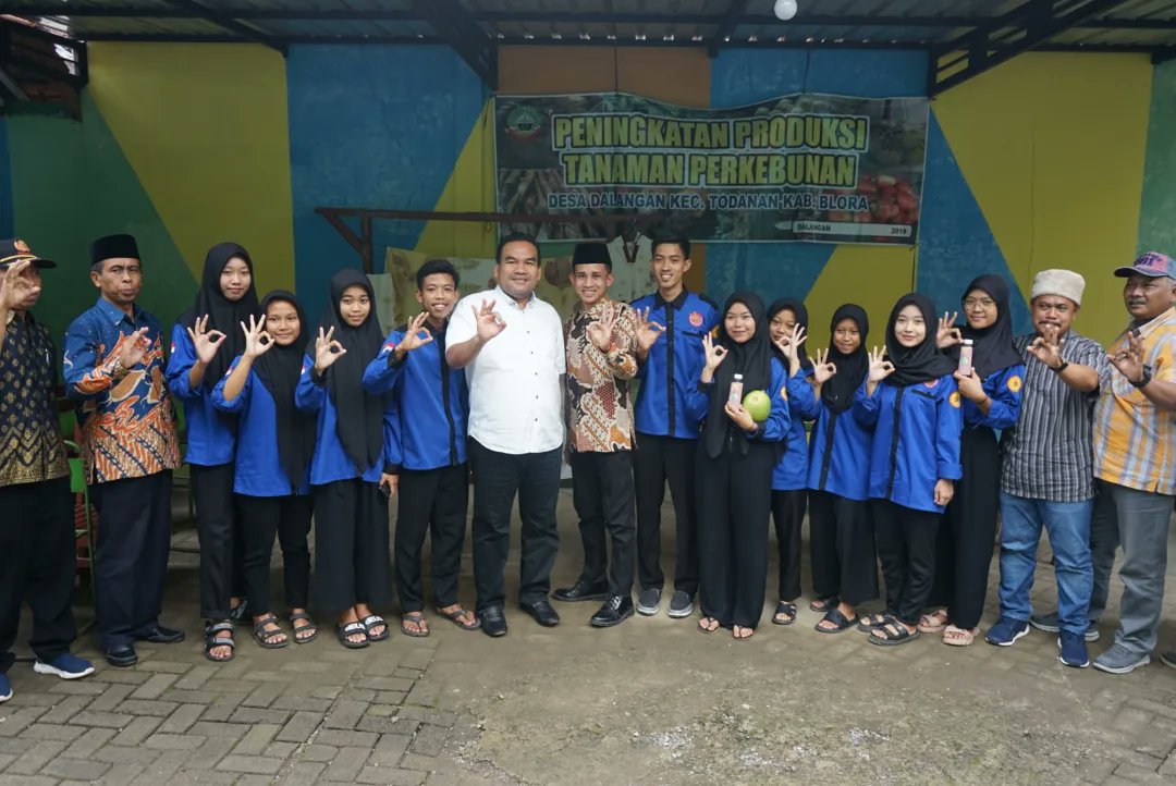 AriefRohman_838's tweet photo. PIK-R Gema Nusantara Dalangan Top...!!
Desa Dalangan Keren...!!
GenRe Blora Luar Biasa...!!
Tetap Semangat dan Terus Mengabdi untuk Masyarakat...!!
#AriefRohman #MasArief #Blora #mBloraniBanget #BangkitBerjuang #SesarenganmBangunBlora #Berkelanjutan #Genre #Todanan https://t.co/SAjzKU4BZE