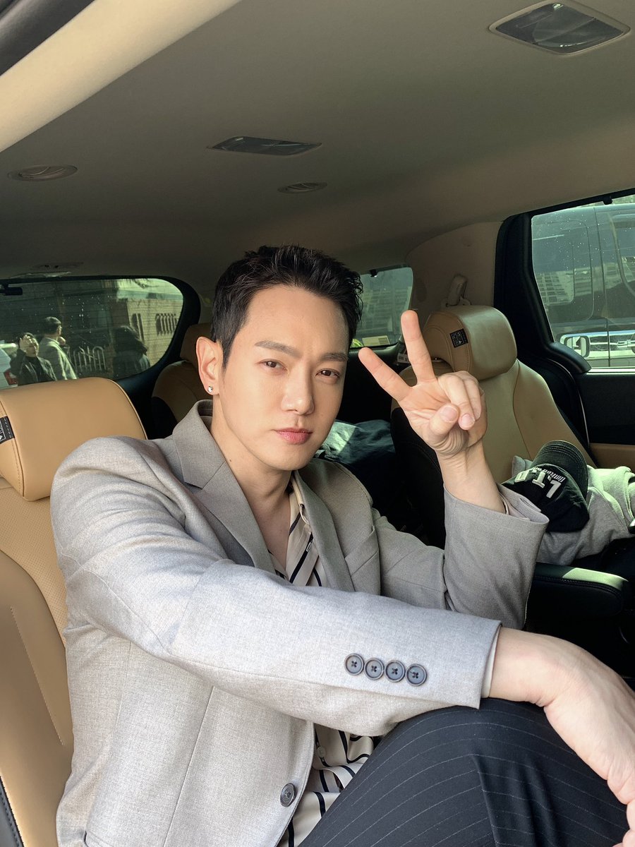 hwanhee's tweet photo. https://t.co/IXnFQ4DXSb

환희팅 유튜브 채널에
전부노래잘함 환희편 비하인드 영상이
업로드 되었습니다 🫶🏻
⠀⠀⠀⠀⠀
#환희 #hwanhee #전부노래잘함 #환희팅 https://t.co/KhZ35NL9I3