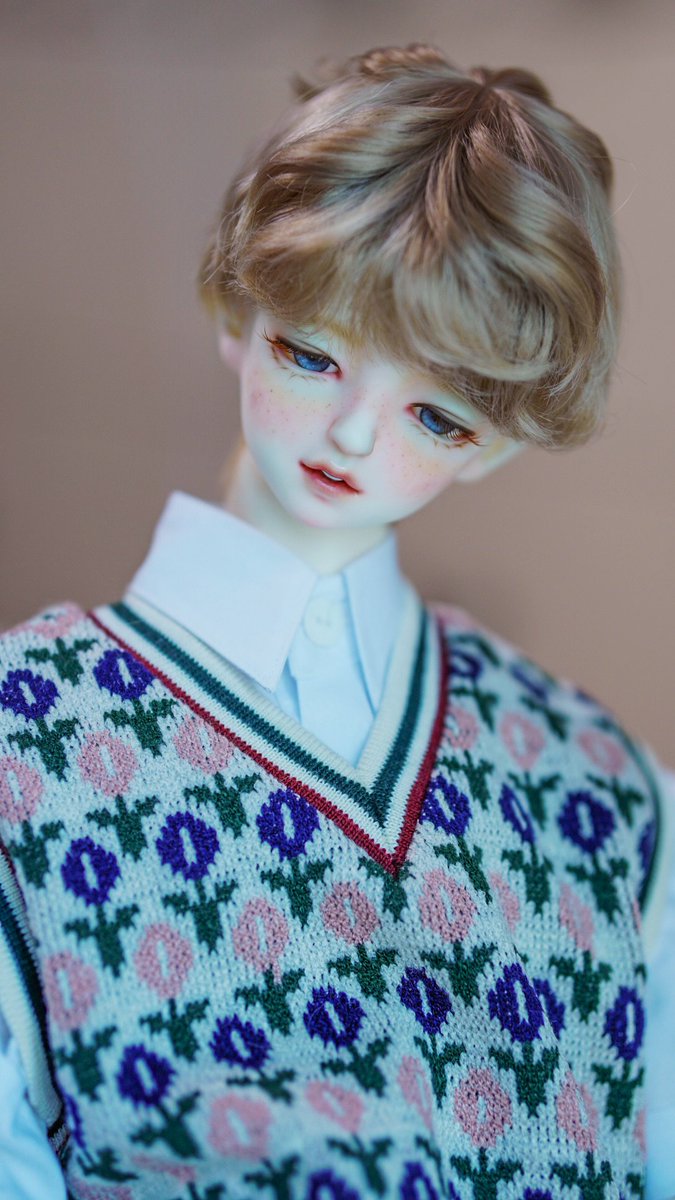 애셔는 원래 너드컨셉인데 너드같지 않아.... 잘생겼어 🥹🥹