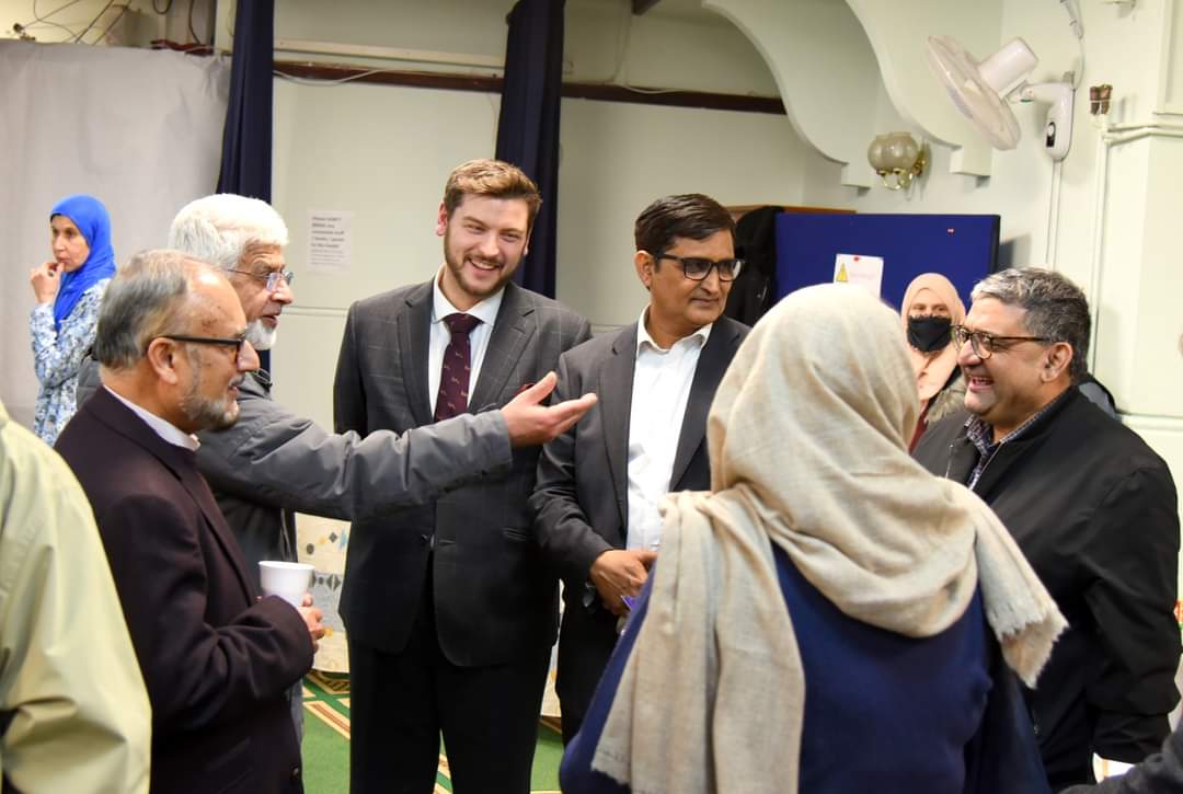 UKIMofficial's tweet photo. Another wonderful evening at the #UnityIftar at our Southend on Sea Mosque.
A very friendly welcome for our guests, which included neighbours, friends, local partner agencies and special guest, the Mayor, Cllr Kevin Robinson and many others. Thank you to everyone for attending https://t.co/cj1xdwbyYU