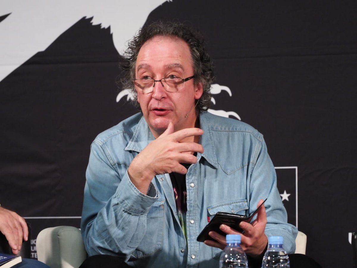 'Poetas del crimen por la paz' es una antología de poemas escrita por autores negros y policiacos siguiendo la estela de Poe o Chandler. Esta fue la velada poética que celebramos en #La15deGN con <a href="/gomezescribano/">Paco Gómez Escribano</a> <a href="/VilaSilva/">Lorenzo Silva</a> <a href="/smrtelna/">David Llorente</a> y <a href="/marceloymarcelo/">Marcelo Luján</a>
▶️
youtu.be/Wyyi1rHN_0M