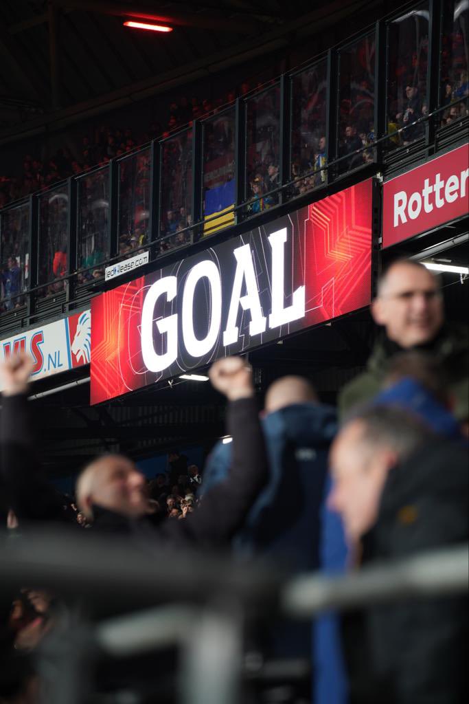 DeFeijenoorder's tweet photo. Het hele land,
schreeuwt moord en brand, 
Vanavond klinkt gewoon het hand in hand,
maar gebruik "verdomme" je verstand! 

WIJ STAAN BOVENAAN IN NEDERLAND 🔴⚪️⚫️ 

#Feyenoord https://t.co/H9LsbsPRiM