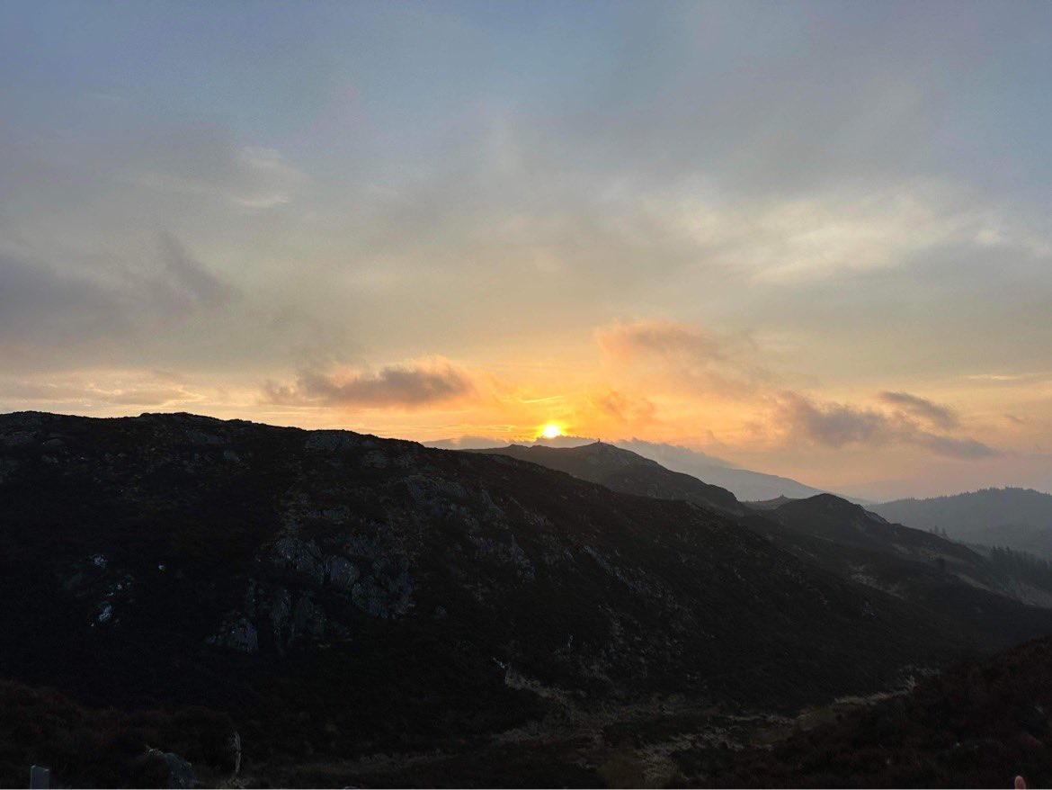 kaitlinscott97's tweet photo. 3am rise well worth it to head up Ben A’an and see the sun rising! 🗻🚶‍♀️🌄 https://t.co/FotMu2VbVu