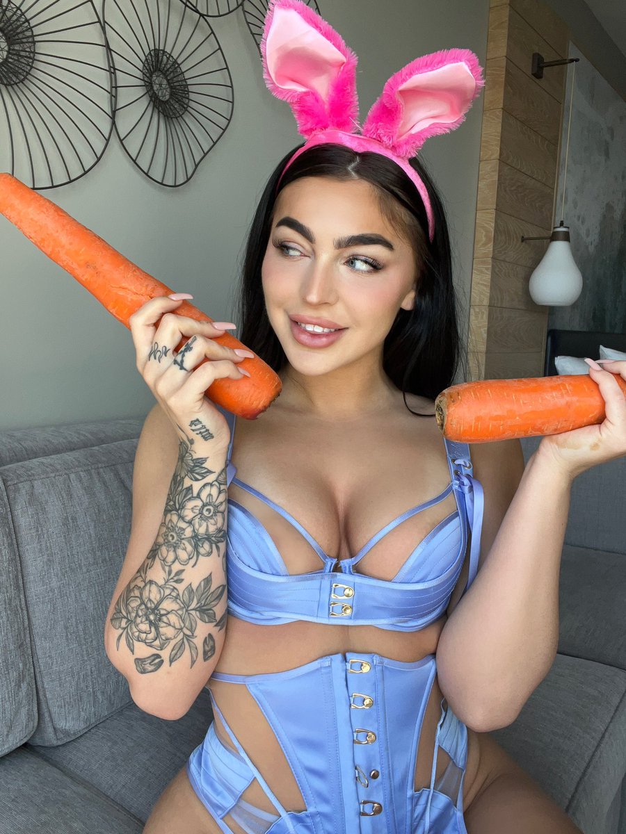 NotEmJR's tweet photo. The Easter bunny is here and i love big carrots 🥕🐰🥕 https://t.co/cL5pTQ6EEr