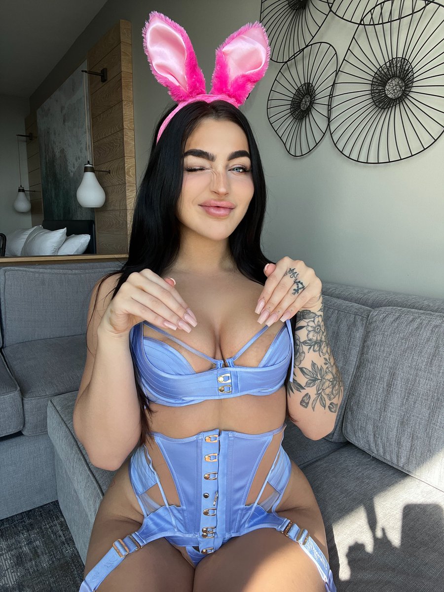 The Easter bunny is here and i love big carrots 🥕🐰🥕