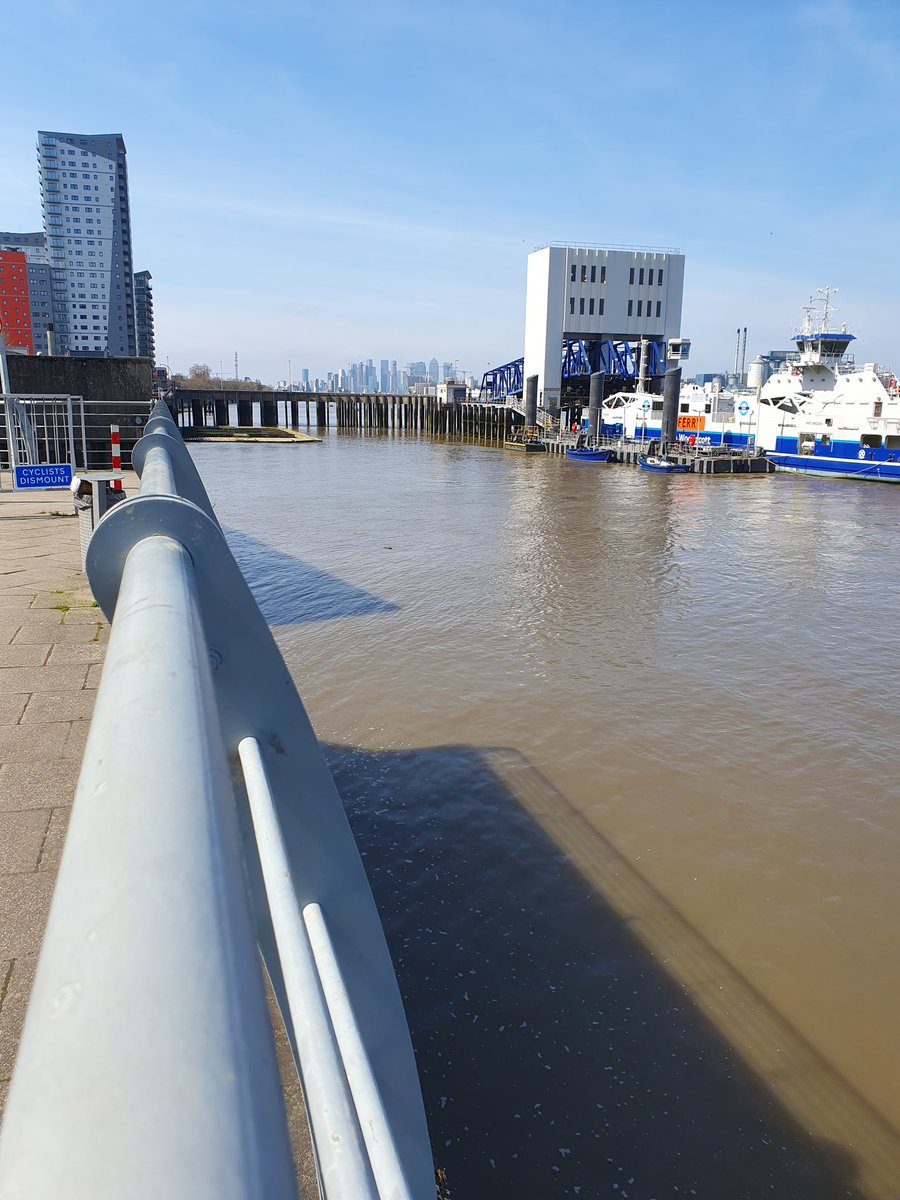 Sunny Easter by the Thames