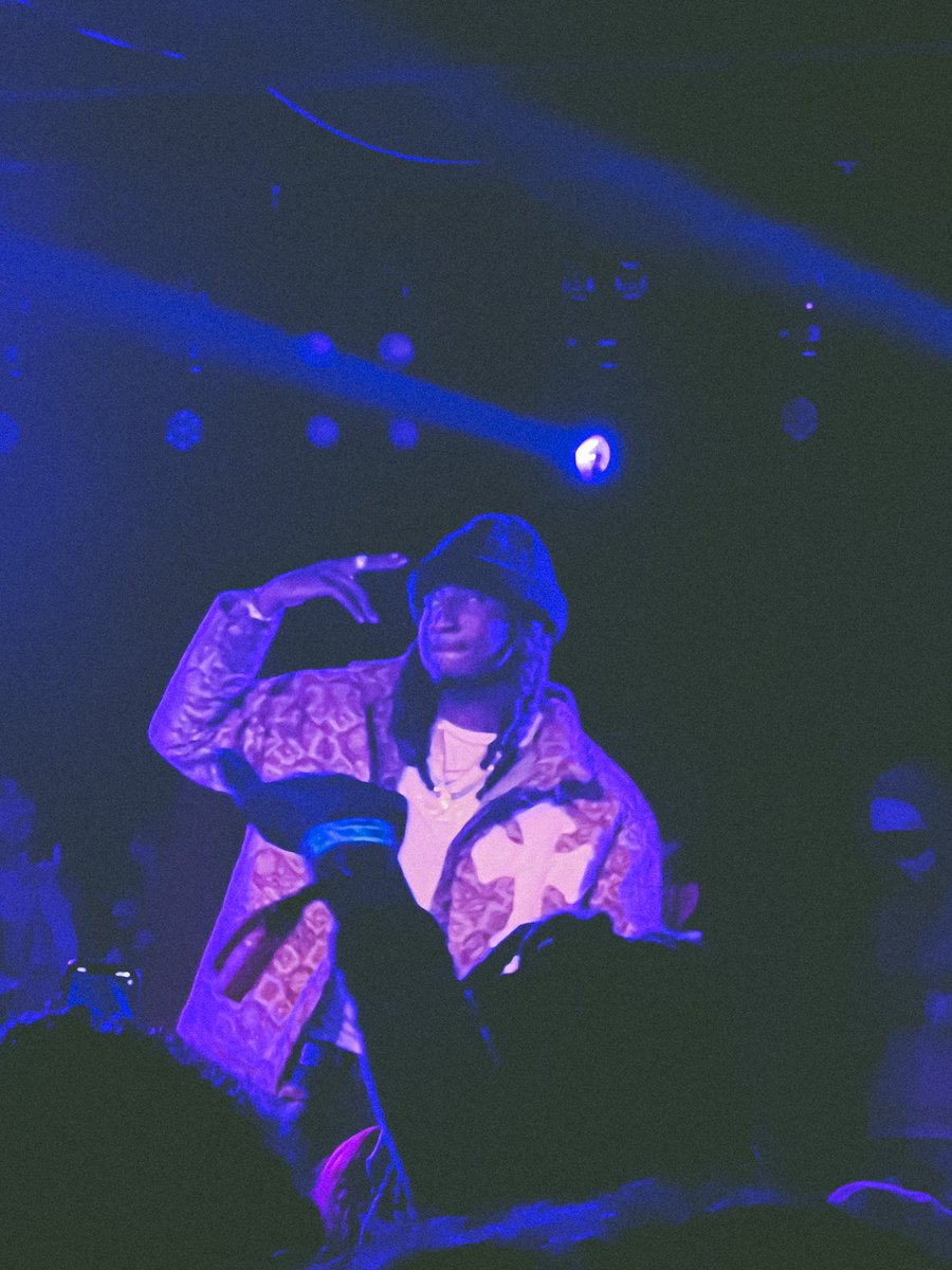 gwillily's tweet photo. @kcamp should’ve passed me the mic I was singing them songs like I wrote them 🤣 My man, my man, my man. 🫶🏽😮‍💨#Prettyonestour #CharlotteNC https://t.co/2sZWiYnfv0