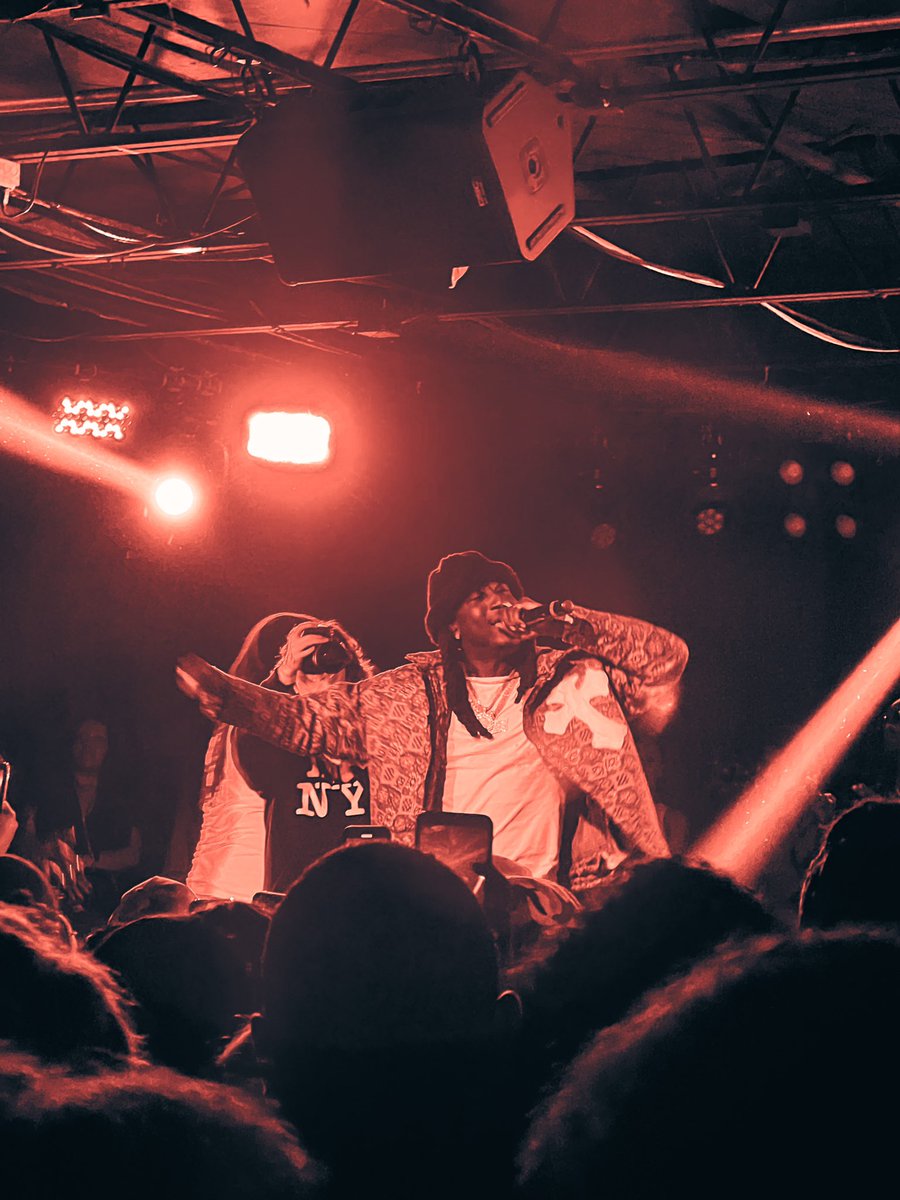gwillily's tweet photo. @kcamp should’ve passed me the mic I was singing them songs like I wrote them 🤣 My man, my man, my man. 🫶🏽😮‍💨#Prettyonestour #CharlotteNC https://t.co/2sZWiYnfv0