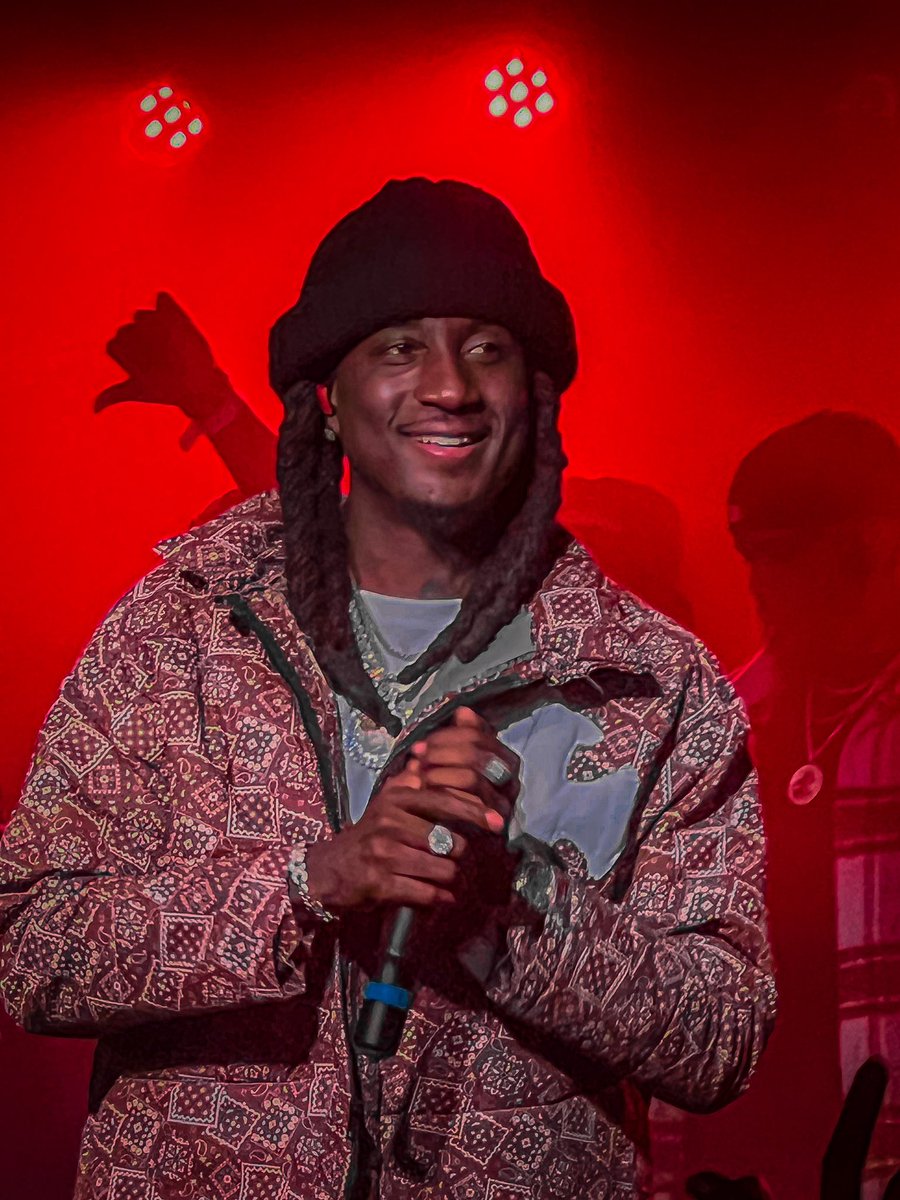 gwillily's tweet photo. @kcamp should’ve passed me the mic I was singing them songs like I wrote them 🤣 My man, my man, my man. 🫶🏽😮‍💨#Prettyonestour #CharlotteNC https://t.co/2sZWiYnfv0