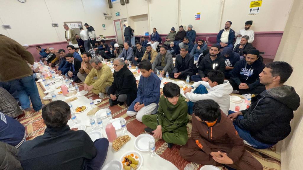 UKIMofficial's tweet photo. Our UKIM Hounslow branch put on a wonderful #UnityIftar programme with hundreds in attendance, including local dignitaries, neighbours, friends, neighbours and partner agencies. Many thanks to everyone that attended.
#Ramadan #UKIM #UnityIftar https://t.co/KUHGDAfJMs