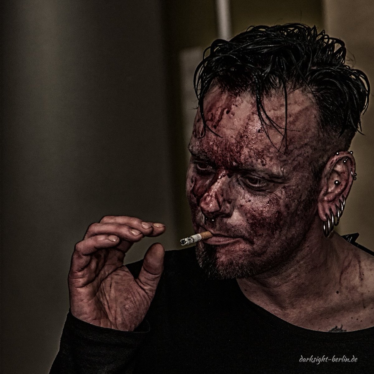 ohneLindgren's tweet photo. So. Nun schon wieder ein Bild von damals, als wir mit Photographie und Artwork selbständig waren:
Chris Brain,backstage, Sänger der Band "Agonoize" und Trauzeuge meines Mannes.
Wild war's damals.
#ChrisBrain
#Agonoize
#blood
#backstage
#RedClubBerlin
@bluelineBerlin https://t.co/6I2pg3Gmf9