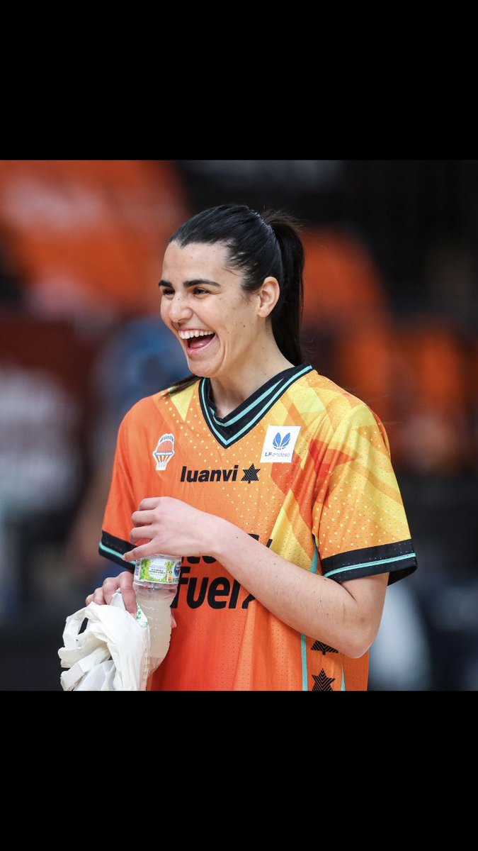 alejandracs21's tweet photo. SEÑORAS Y SEÑORES OS PRESENTO A LA MUJER DEL PARTIDO!
Que manera de dirigir un equipo, con ella en pista el equipo vuela 🚀🚀🚀
ERES LA MEJOR LETI 🧡🧡
#TeamLeti @lorenaalcaide26 https://t.co/M1GwBgtKDR