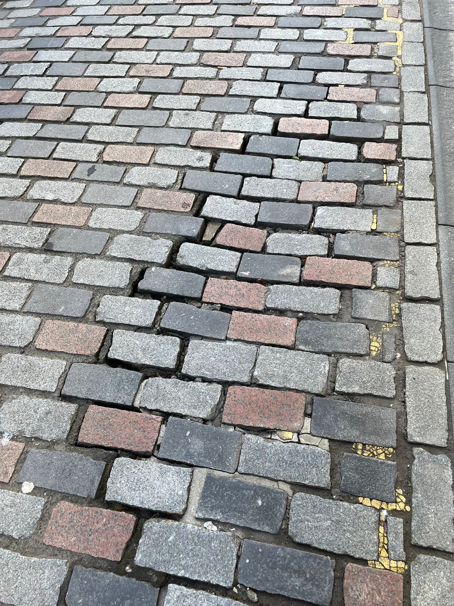 linto1989's tweet photo. @argyllandbute This here is where my mum fell on Wednesday  morning and broke her foot 😒 she is currently on crutches and will be for at least 6-8 weeks. This needs fixed ASAP to prevent more accidents. https://t.co/SoAofsTj9M