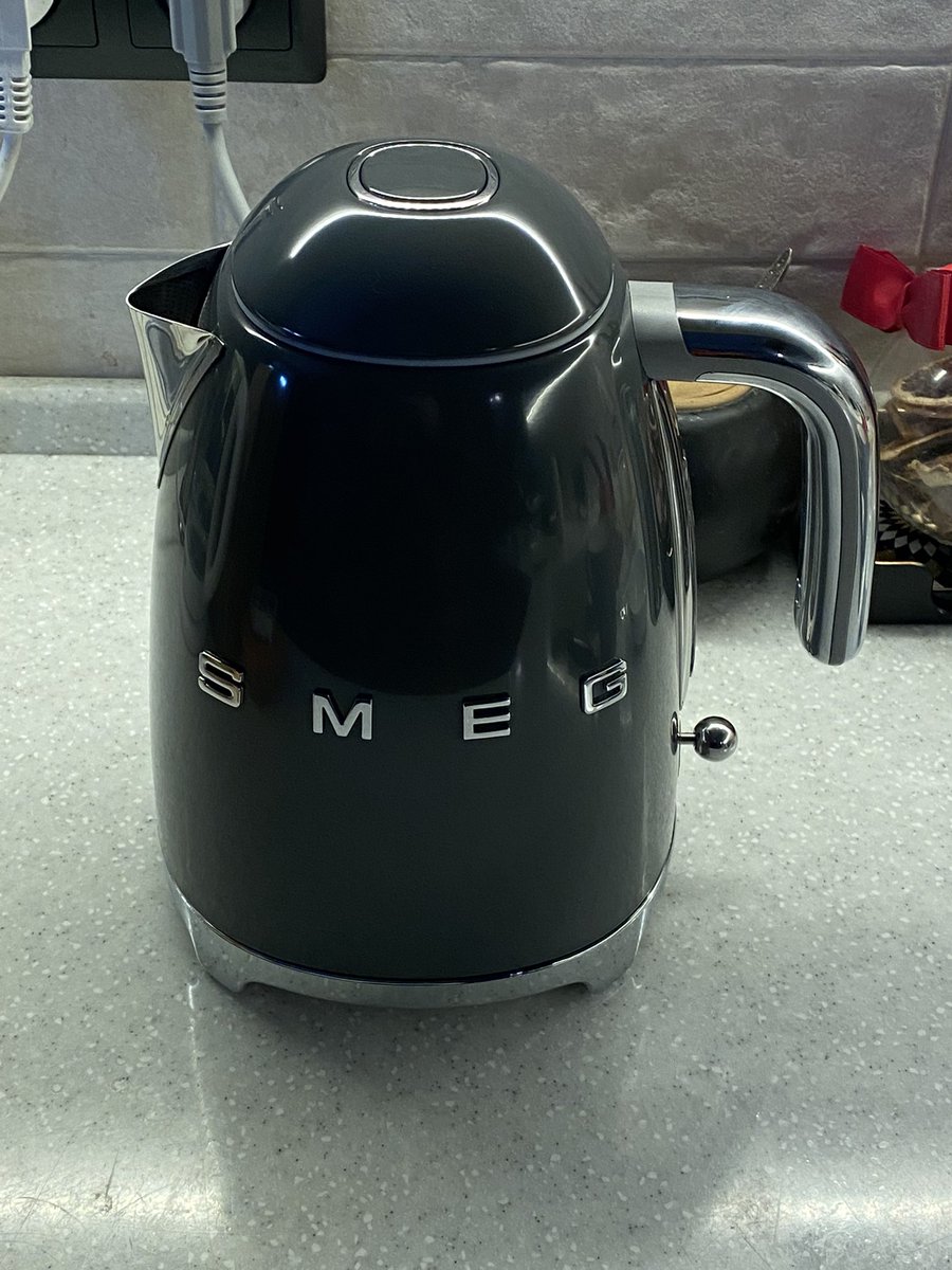 Anawthen's tweet photo. Я зачем-то купил чайник smeg и решил написать об этом в твиттере, вот такая у меня жизнь https://t.co/AY2VBth256