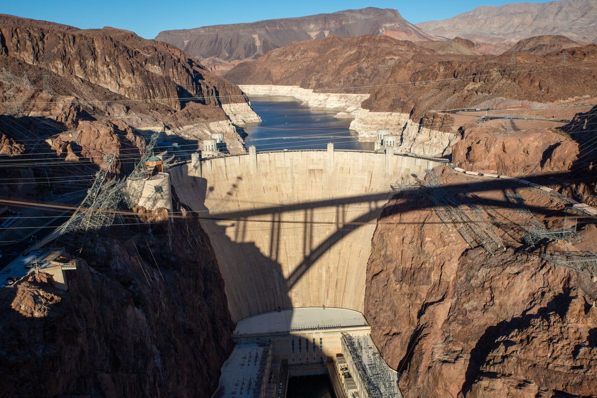Seven U.S. states and Mexico are fighting over its #water. Without the #Colorado, #LasVegas would not exist, millions of people would have no drinking water, fields would dry up. Now, that the river is drying up, the question is: Who must cut back? 

Story <a href="/zeitonline/">DIE ZEIT</a> (in German)