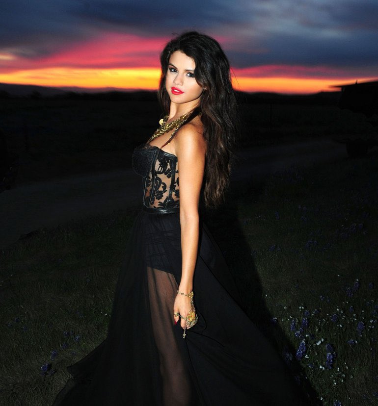 GossipRoomOff's tweet photo. 🚨 Il y a déjà 10 ans, Selena Gomez sortait "Come & Get It" ! 

Le single a remporté un succès mondial et est devenu un hit du Top 10 aux États-Unis, culminant à la 6e place et obtenant une certification 3x Platine. Il a été acclamé par la critique et a remporté un VMA pour la meilleure vidéo pop. 📀🎶 (via PopBase)