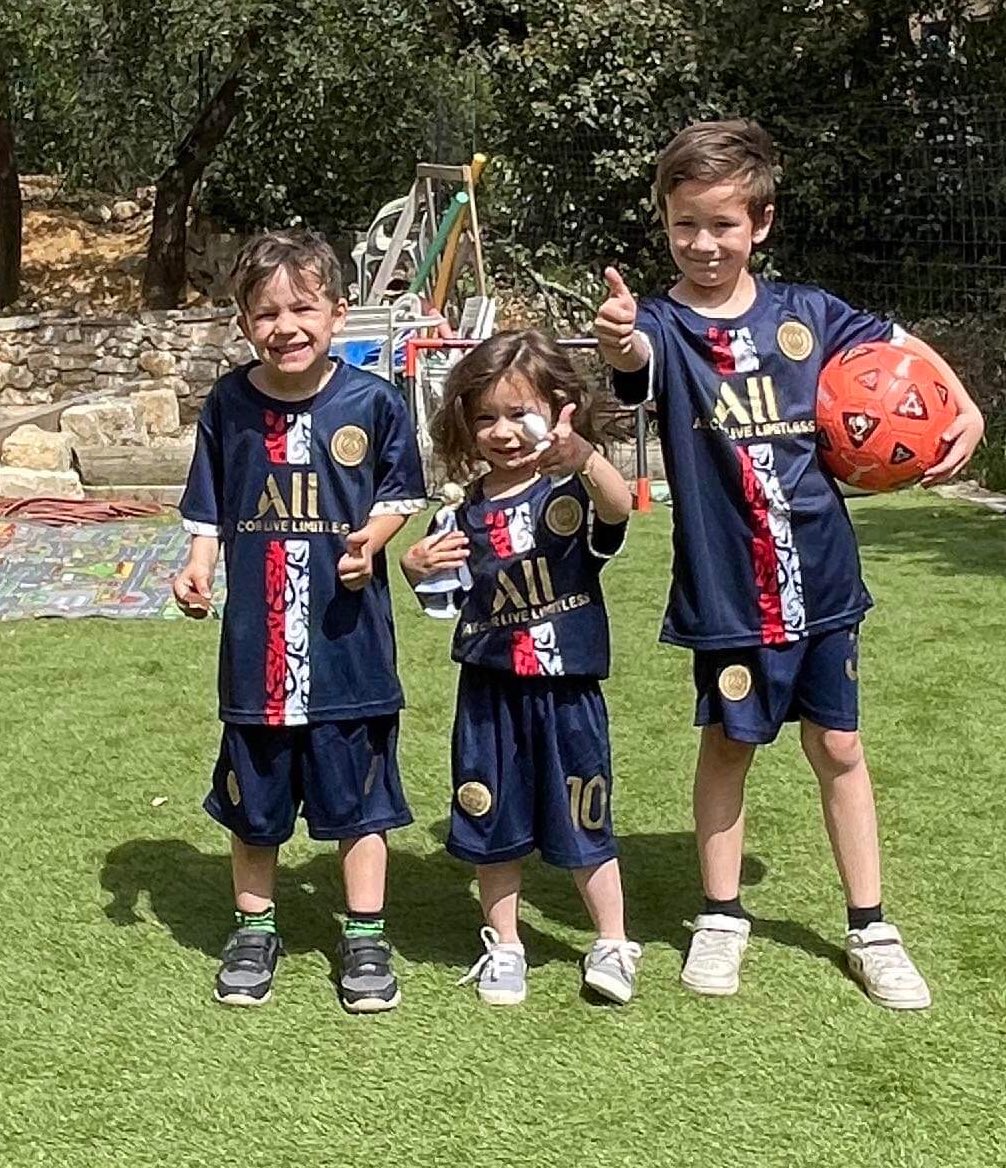 ASJr90's tweet photo. Happy Easter / Joyeuses Pâques @KMbappe @neymarjr @PSG_inside @LeoMessiFR https://t.co/YmVEocBJ8m