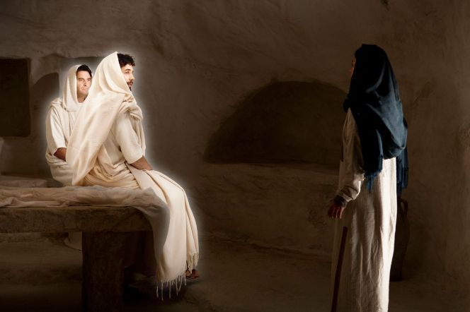 Cuando las mujeres llegaron al sepulcro  la piedra  estaba removida y no hallaron el cuerpo de Jesús. Estaban desconcertadas. Se les aparecieron 2 hombres con vestiduras deslumbrantes. Se llenaron de temor. Ellos les preguntaron:"¿Por qué buscan entre los muertos al q está vivo?"