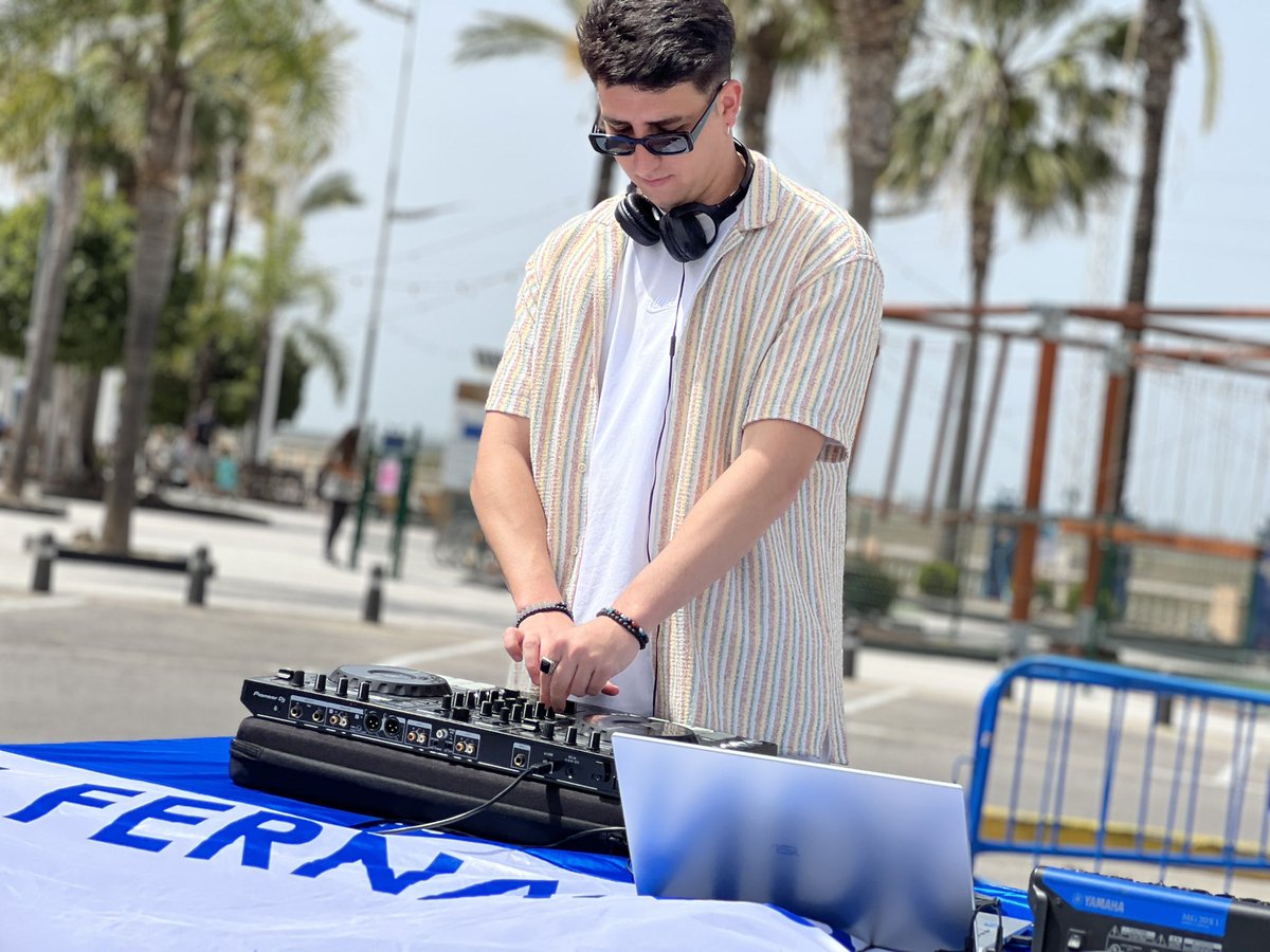 SanFernando_CD's tweet photo. 🎶 ¡El DJ Sergio Ariza comienza su sesión!

💙 Pásate por la #FanZoneSFCD y disfruta de la previa del #SanFernandoCultural con nosotros. https://t.co/jkAuuEmAU3