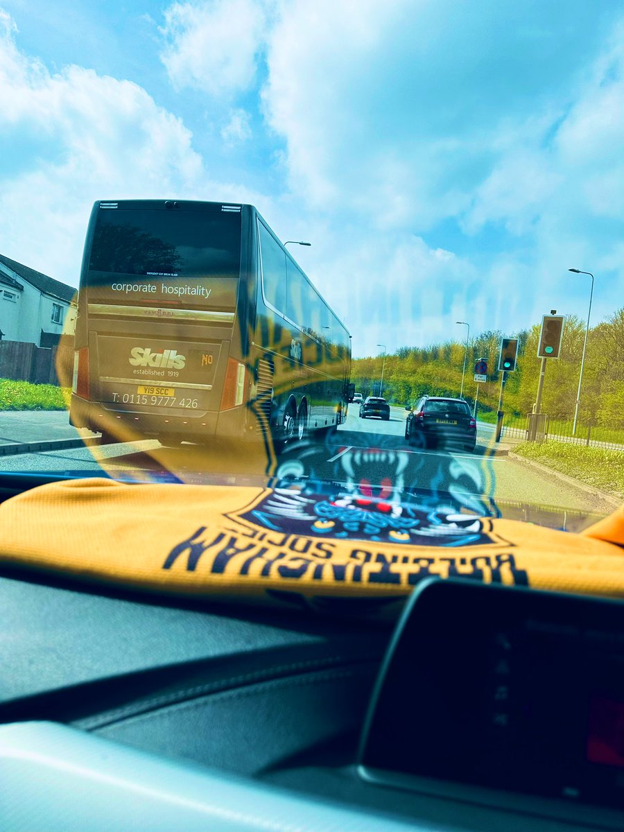 jesspeet_'s tweet photo. En route Guildford for tonight’s game, c’mon boys!🏒 let’s go panthers!🖤🏒💛 @PanthersIHC @CallumHalford23 @katiecyrekx #NottinghamPanthers #BarmyArmy https://t.co/3j5XIiVpHd