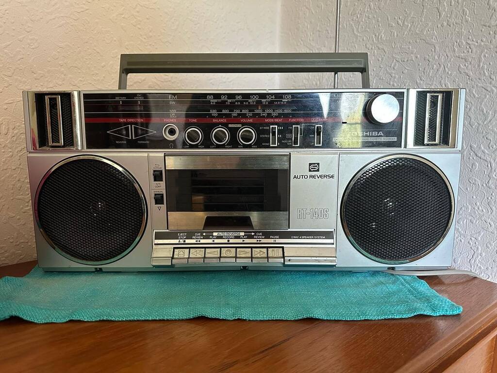 Cassette player #cassette #cassettes #cassettetapes #cassetteplayer #beatbox #ghettoblaster #retro #throwback #portable #cassettedeck #throwbackthursday instagr.am/p/Cq0GiY0tKyv/