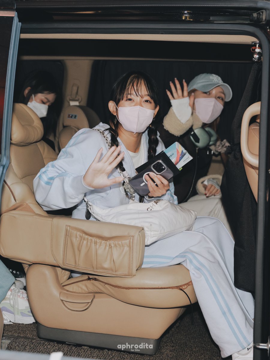 aphrodita96's tweet photo. 221219 인천공항 입국 ICN Airport Arrival

👋🏻👋🏻

#시크릿넘버 #SECRET_NUMBER #디타 #DITA @5ecretNumber https://t.co/c3HBC0uUVK