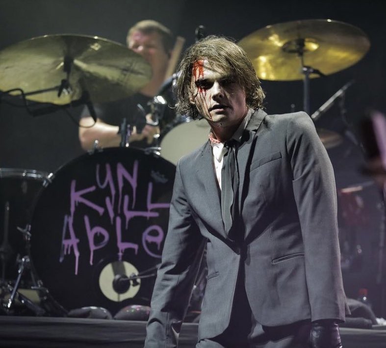 Happy birthday to Gerard way <3 