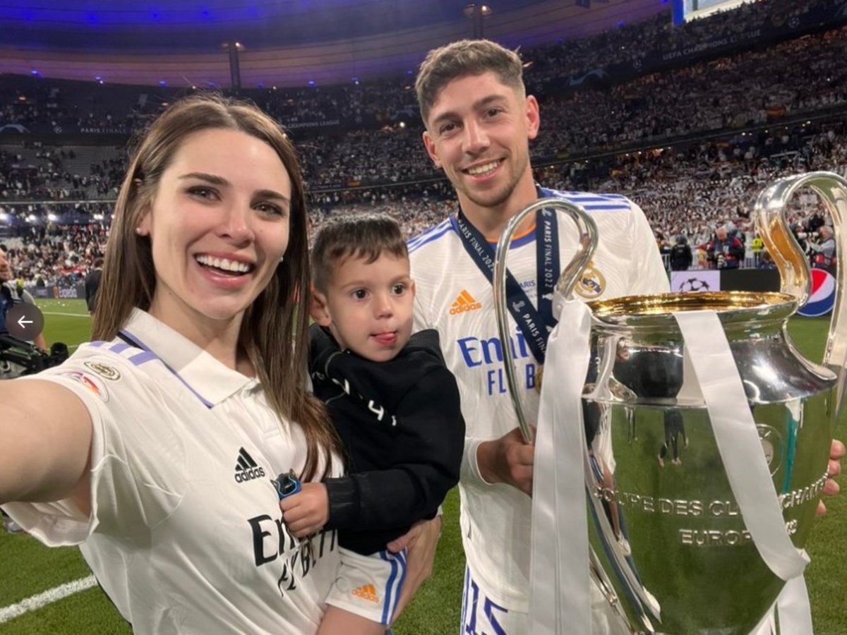AdriRM33's tweet photo. Los mismos que están tachando a la familia de Fede sin saber nada son los mismos que cada jornada se dedican a insultar y reírse de Vinícius, son los mismos que ven con buenos ojos que se metan con el hijo de Fede Valverde y Mina. 

Mucho ánimo familia.🤍 https://t.co/wyObx2ThuT