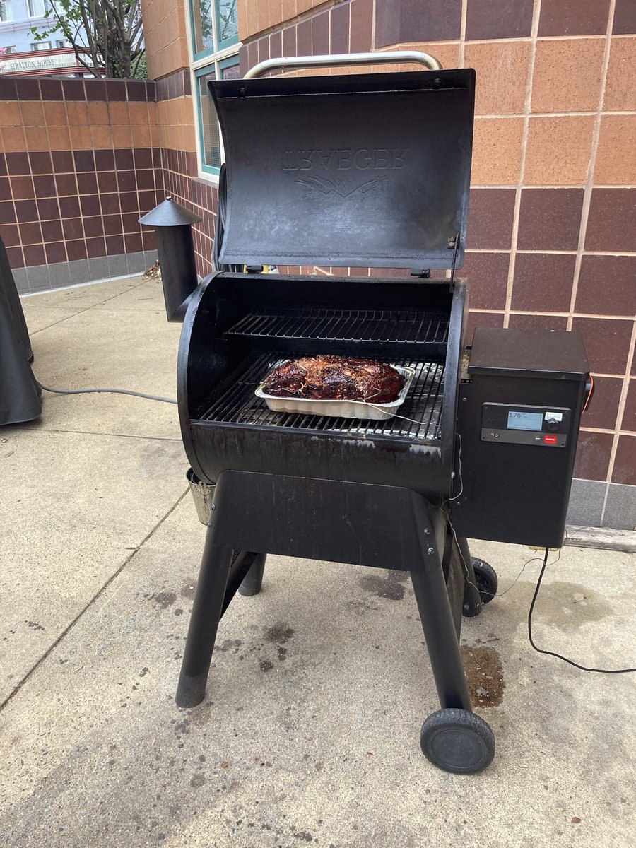TraegerFd's tweet photo. Done.  #smokeshowing #smokey #onlyyoucanpreventhungryfirefighters #nicebutt @TraegerGrills https://t.co/xDBayHnUlR