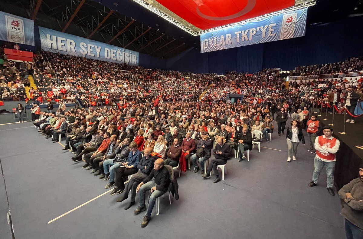 tkpninsesi's tweet photo. Eşitlik, adalet ve insanca yaşayacağımız bir ülke kurma iradesiyle buluştuk!

Salona girişler devam ediyor.

TKP'nin #BüyükHalkBuluşması az sonra başlayacak!

#OylarTKPye 
#TKPGelirHerŞeyDeğişir 
#1oyErdoğanGitsinDiye1oyTKPye https://t.co/INhDCHGRkY