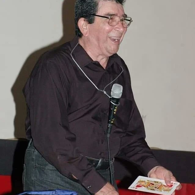 StgoEscena's tweet photo. 🎩Hoy recordamos al Maestro José A. Ayra: ilusionista inimaginable.Nacido en nuestra Ciudad un 9 de abril de 1943. Destacado dentro del mundo del encanto y la fantasía llegó a ser un fiel defensor de la formación de la infancia.
#compañíavariedadessantiago https://t.co/DgcHKQfJ6T