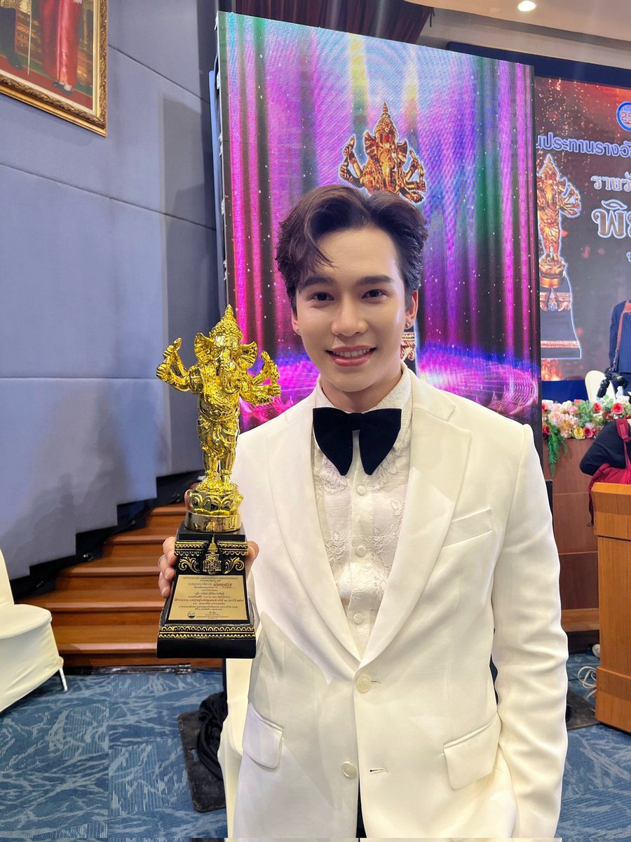 NatasitFamily's tweet photo. ขอแสดงความยินดีกับพี่แม้กด้วยนะคะ กับรางวัลนักแสดงซีรีส์ดาวรุ่งชายยอดเยี่ยม 🏆

 #แม้กกรธัสส์นักแสดงดาวรุ่งชาย https://t.co/3De8yIYBeM