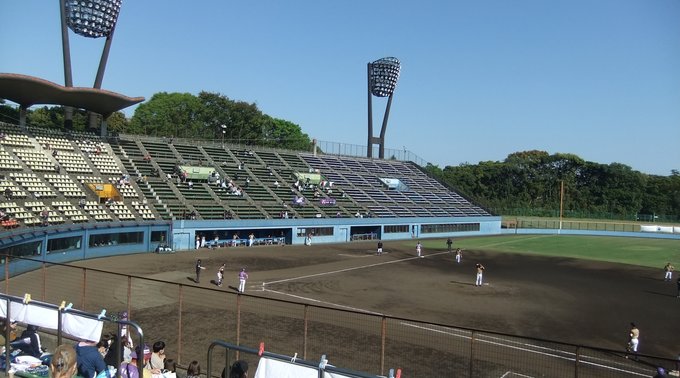 独立リーグ・神奈川フューチャードリームスの平塚での今季開幕試合を観てきました。観戦の楽しみのひとつ、本日の球場飯は日乃屋カレー。オープニングゲストはとにかく明るい安村。ツイッターさん安心して下さい、はいてますよ🖖🏼 