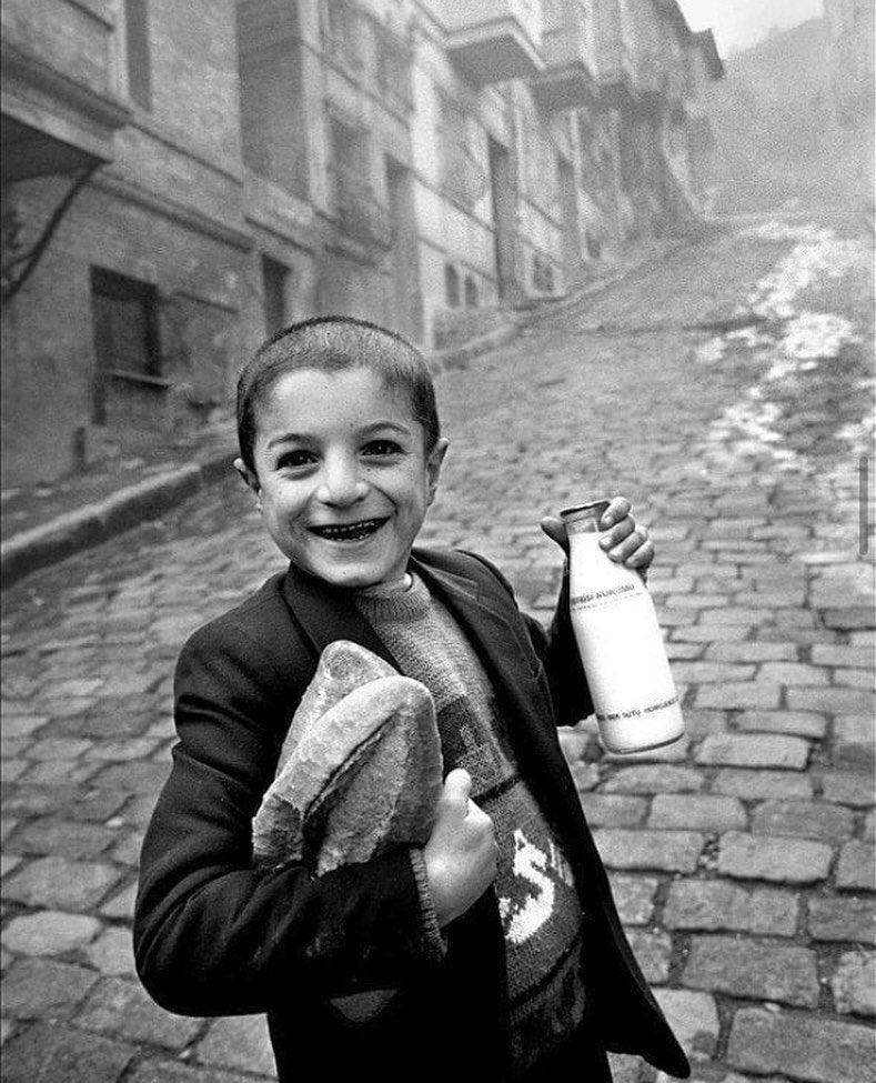 HistoricHub's tweet photo. A happy kid with his meal, Istanbul, Turkey, 1989. https://t.co/GT1P92fEkc