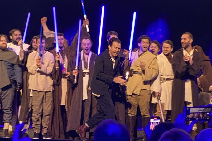 sw_holocron's tweet photo. Ewan McGregor arrives on a stage full of Obi-Wan Kenobi cosplayers!

#StarWars #StarWarsCelebration https://t.co/EmnpD9pHZ6