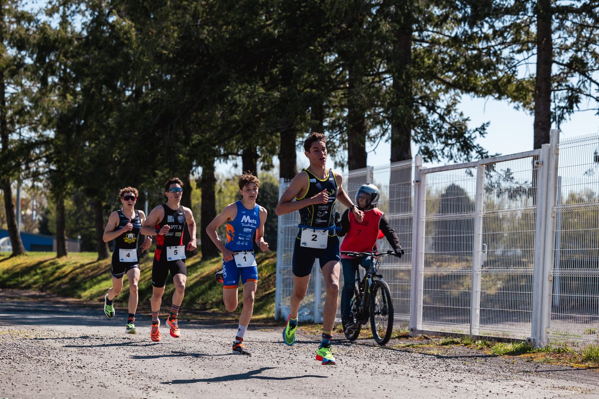 FFTRI's tweet photo. Retour sur la course cadets du championnat de France de duathlon marquée par la victoire de 
Martin Hubner (Alliance Natation Besançon) devant Leni Rener-Mancini (Us Palaiseau) et Tristan Douché (Metz Triathlon).

📷Germain Hazard/Royal Spark https://t.co/H7JYtu8Kp5