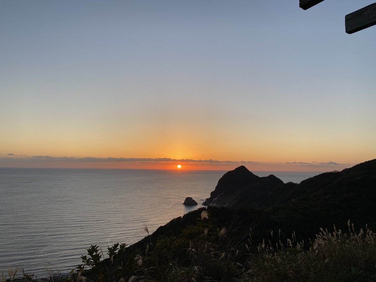 ngt6816's tweet photo. #南伊豆　#夕日が丘　#切浜海岸　#但馬漁火ライン　#F900XR
私のプロフィール画像ですが、背景は南伊豆は夕日が丘より太平洋に沈む秋の夕日です😌
バイクは兵庫県(日本側)但馬漁火ラインの切浜海岸です🏍😊 https://t.co/BZPz9WiOmN