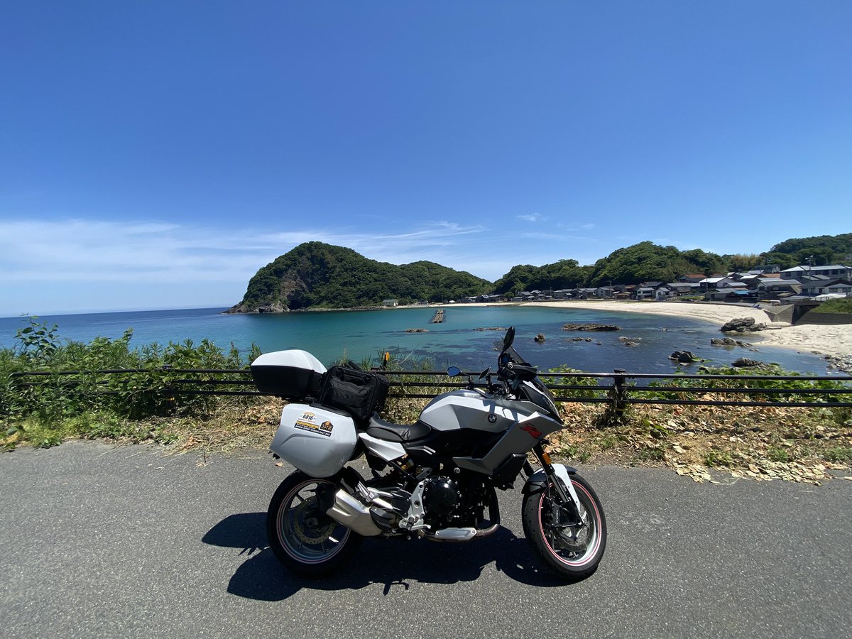 ngt6816's tweet photo. #南伊豆　#夕日が丘　#切浜海岸　#但馬漁火ライン　#F900XR
私のプロフィール画像ですが、背景は南伊豆は夕日が丘より太平洋に沈む秋の夕日です😌
バイクは兵庫県(日本側)但馬漁火ラインの切浜海岸です🏍😊 https://t.co/BZPz9WiOmN
