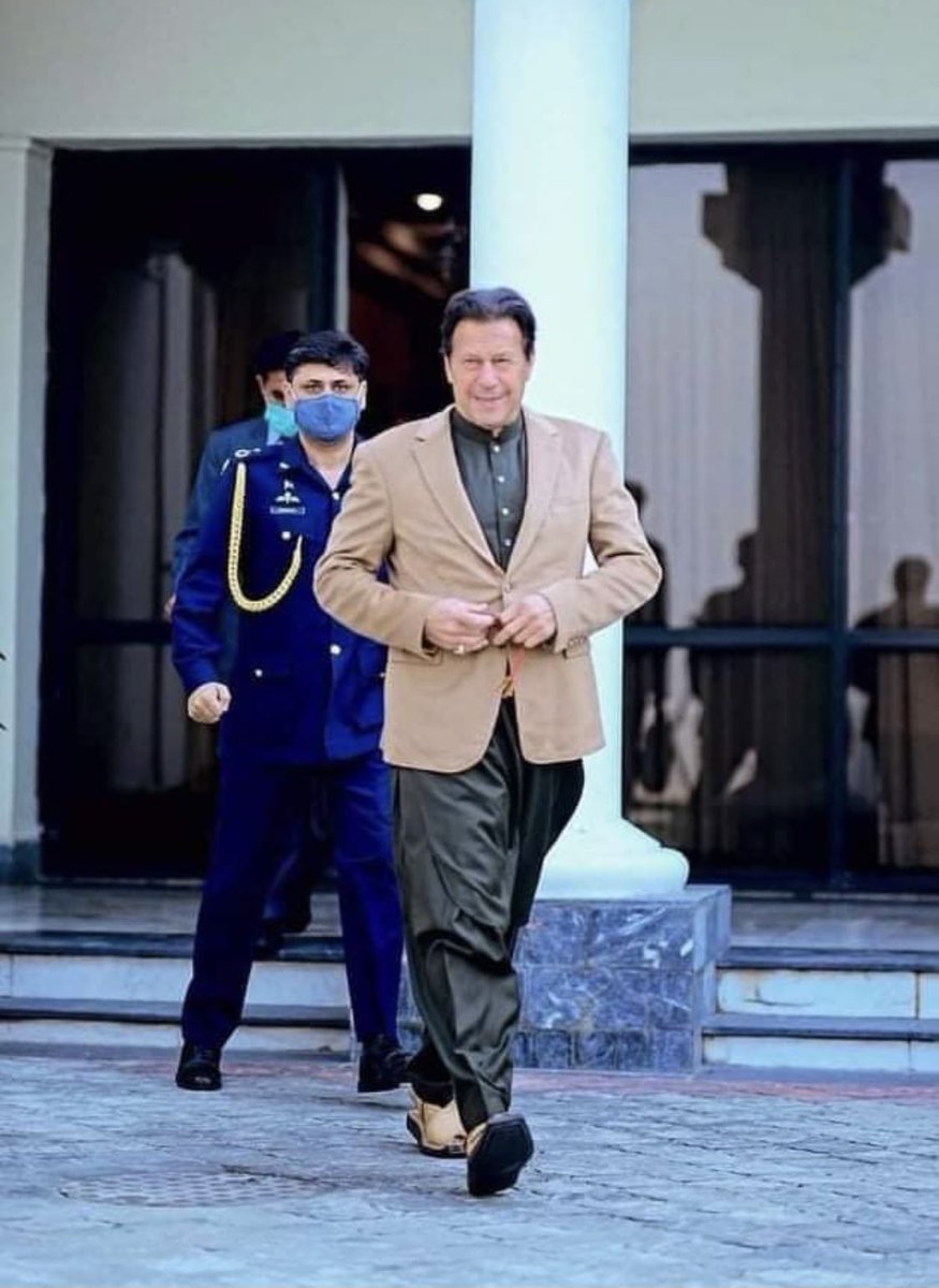 Emm_Ayan_Usmani's tweet photo. آخری_گِیند_تک 

9 اپریل رات 12 بجے تک آخری ڈیڈ لائن تھی، 
قومی اسمبلی کا انتہائی اہم اجلاس جان بوجھ کے آخری وقت تک کھینچا گیا، 
آخری بال، 
آخری چال، 
آخری گھنٹہ اور 
آخری پتہ، 
سب پریشان تھے 
کیا ہونے جا رہا ہے، 

اعصاب کی جنگ تھی، 
سارا دن گزر گیا 
بات آخری لمحوں تک پہنچ گئی، 
ٹھیکیداروں کے اعصاب جواب دینے لگے 
انہیں ساری محنت ضائع ہوتی ہوئی نظر ائی، 
جو اب تک پس پردہ چھپے بیٹھے تھے انہیں 
مجبوراً سامنے آنا پڑا، 
ایکسپوز ہونا پڑا، 
آخری گھنٹے میں 
سب ایکٹو ہو گئے، 
چھٹی کے دن 
آدھی رات کو 
عدالتیں کھل گئیں، 
منصفان ریاست 
جوق در جوق 
پہنچنے لگے، 
ساری اپوزیشن 
آدھی رات تک 
قومی اسمبلی میں بیٹھی رہی، 

وزیراعظم ھاؤس میں 
ہیلی کاپٹرز پہنچے، 
قیدیوں والی گاڑیاں پہنچیں، 
لا انفورسمنٹ حرکت میں آئیں 
اور سب کنٹرول کیا جانے لگا.
یہی وہ وقت تھا 
جس کیلئے کپتان نے 
اتنی لمبی اعصابی جنگ لڑی 
اتنی زیادہ محنت کی تھی، 
کپتان نے میڈیا کو بلایا، 
سوشل میڈیا پہ سب لائیو جا رہا تھا، 
اندر کی خبریں باہر آ رہی تھیں، 

کپتان نے معنی خیز مسکراہٹ کیساتھ پوچھا، 
کوئی رہ تو نہیں گیا جو میرے خلاف نہ ہوا ہو، 
مطلب کوئی رہ تو نہیں گیا جو واضح طور پر قوم کے سامنے ایکسپوز نہ ہوا ہو، 
صحافیوں نے کہا جی نہیں، 

وہ اٹھا، 
ڈائری اٹھائی اور 
وکٹری نشان بناتا ہوا 
اپنے گھر کی طرف روانہ ہو گیا،
بظاہر ھار کے جا رہا تھا 
مگر حقیقت میں 
یہی اس کی جیت تھی، 
وہ سب پردہ نشینوں کے منہ سے نقاب نوچ کے جا رہا تھا، 
وہ سب کو بے نقاب کر کے جا رہا تھا، 
وہ قوم کو اصل مجرم دکھا کے جا رہا تھا، 
اس کا مقصد پورا ہوا، 
75 سالوں سے پردے کے پیچھے بیٹھے 
اصل ہرکارے قوم کے سامنے 
ایکسپوز ہو چکے تھے،
یہی اس کی جیت تھی، 
یہی اس کا ماسٹر اسٹروک تھا..!اور ایک موقعہ ملا ھے قوم کو۔إنشاءاللّٰه
پاکستان کی تقدیر بدلے گی اور چوروں سے نجات ملے گی۔❤💚