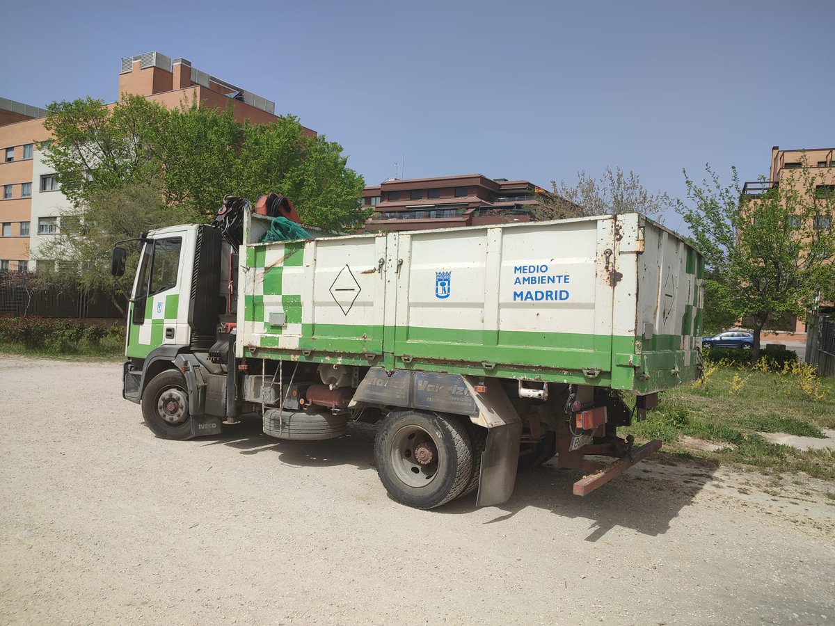 Creemos que, aprovechando los días festivos, se han producido los primeros movimientos (antes del vallado) de la construcción del cantón de limpieza de #Montecarmelo, justo al lado de las viviendas, del acceso al barrio, del colegio, del restaurante y del supermercado.